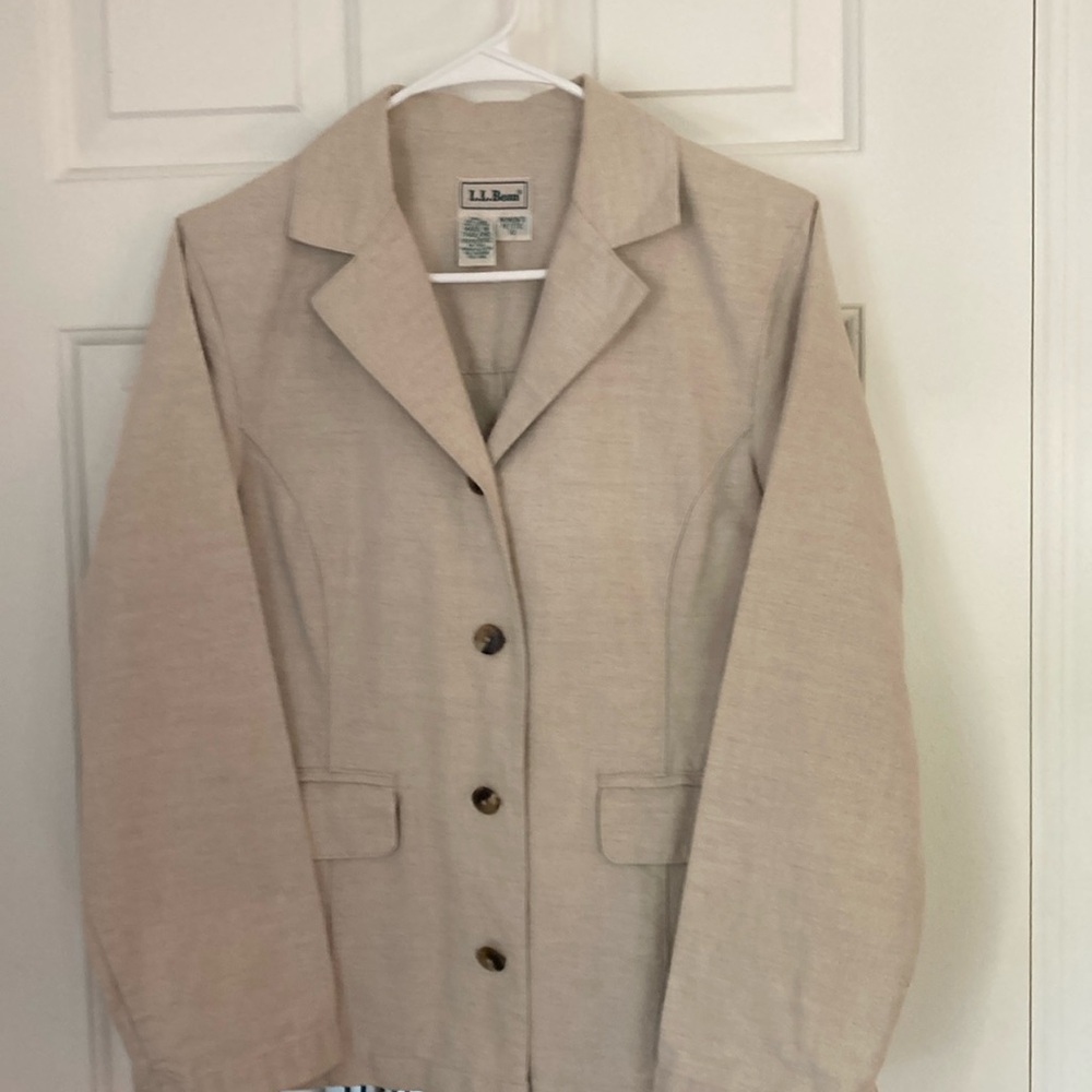 L.L. Bean Beige 52% Linen and 48%  Cotton Blazer . Women’s Petite size 10